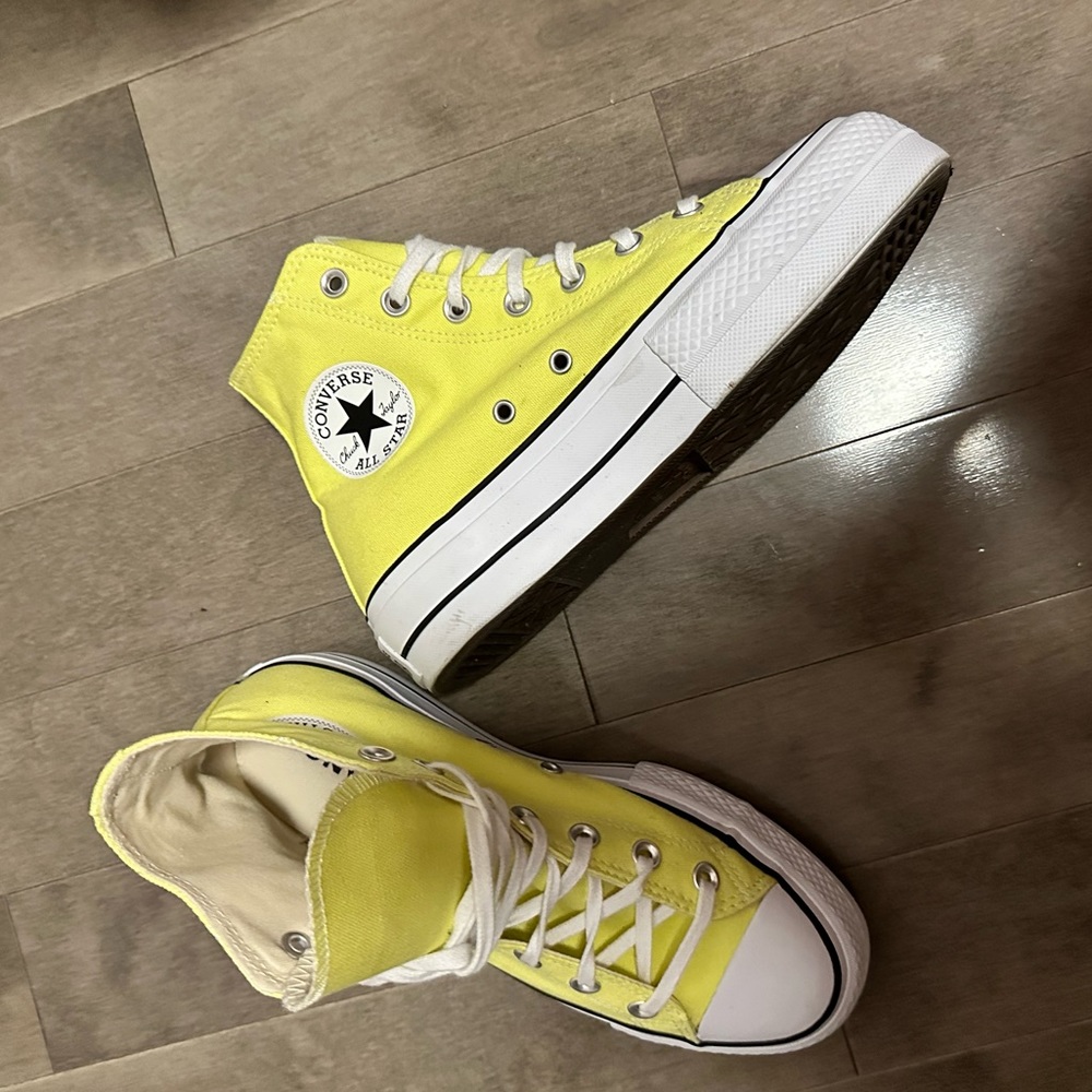 CONVERSE
CHUCK TAYLOR ALL STAR
PLATFORM HIGH TOP 7,5 soft yellow - as new
